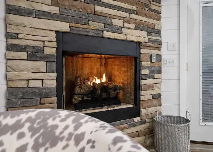 Diamond Cabin W/ Jet Shower & Secluded Back Deck!