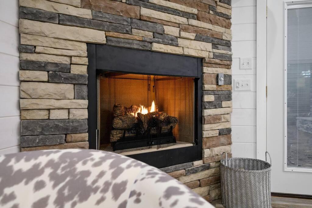 Diamond W/ Jet Shower & Secluded Back Deck! * Broken Bow