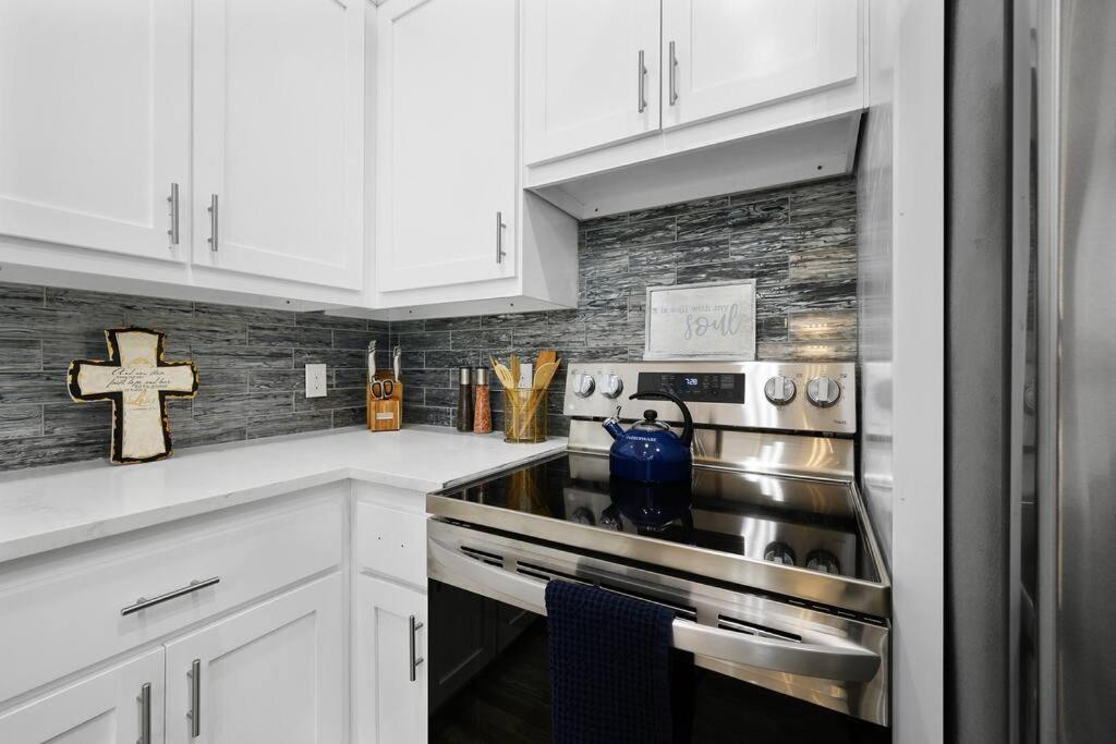 Diamond W/ Jet Shower & Secluded Back Deck! Holiday home *