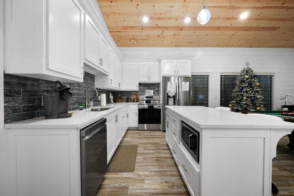 Diamond W/ Jet Shower & Secluded Back Deck! Holiday home Broken Bow
