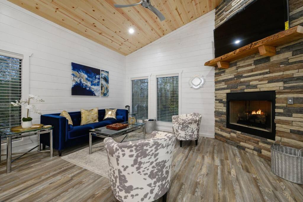 Diamond W/ Jet Shower & Secluded Back Deck! * Broken Bow