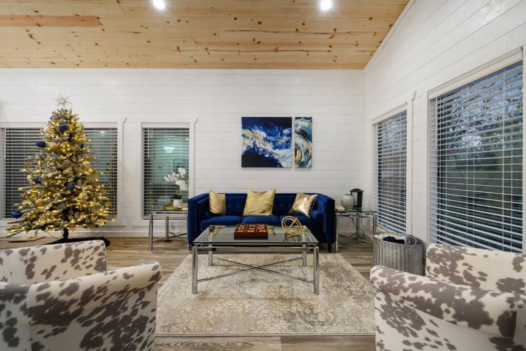 Diamond W/ Jet Shower & Secluded Back Deck!