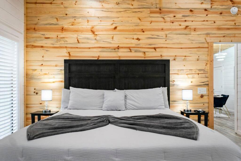 Diamond W/ Jet Shower & Secluded Back Deck! Holiday home