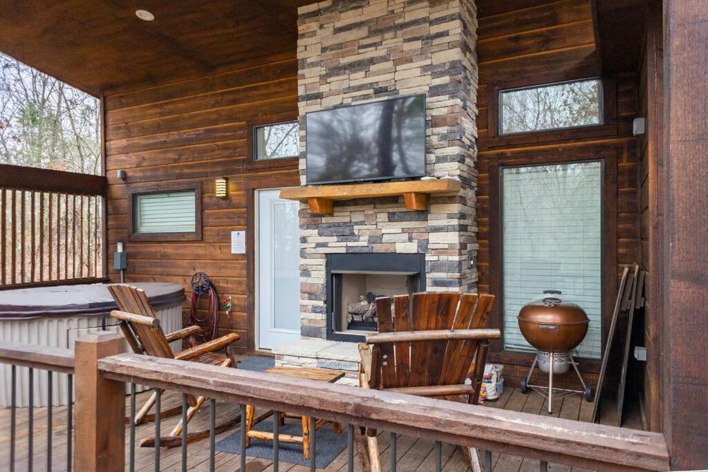 Diamond W/ Jet Shower & Secluded Back Deck! Holiday home *