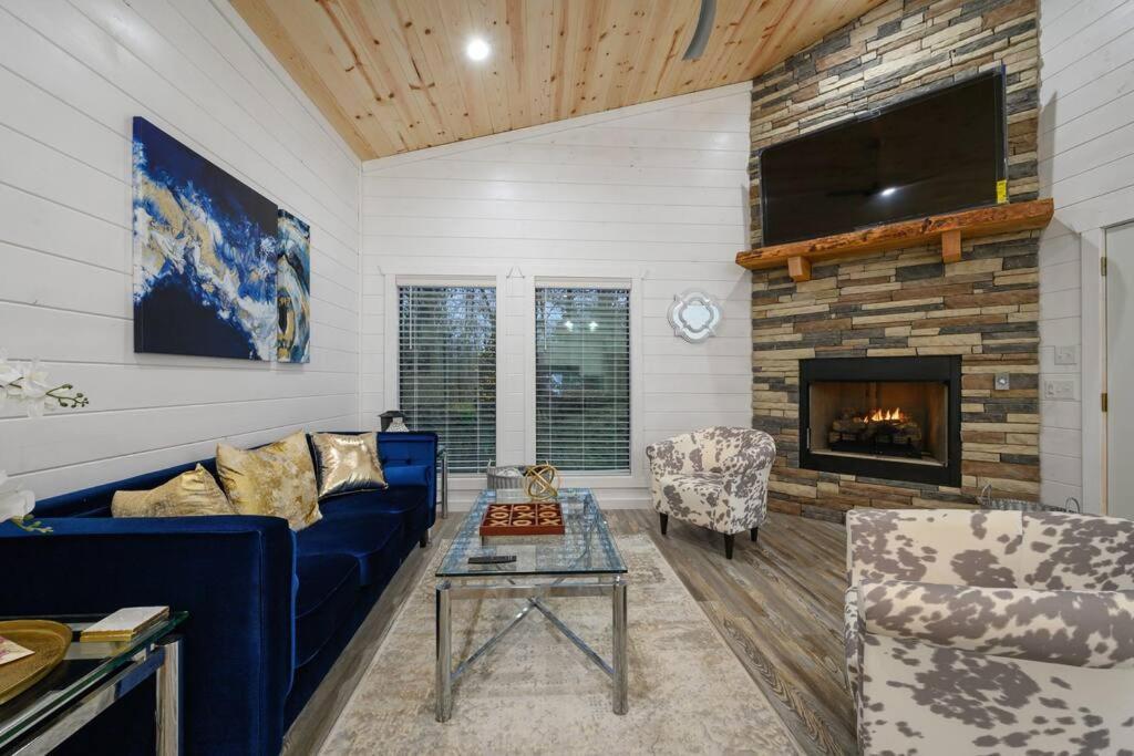 Diamond W/ Jet Shower & Secluded Back Deck! Holiday home Broken Bow