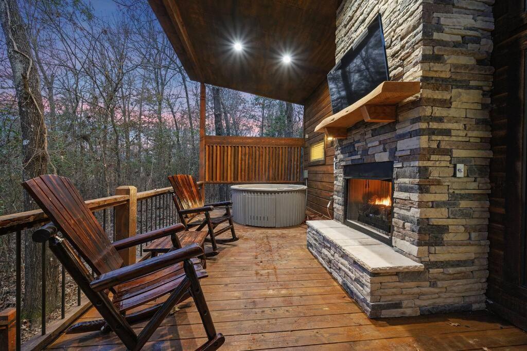 Diamond W/ Jet Shower & Secluded Back Deck! * Broken Bow