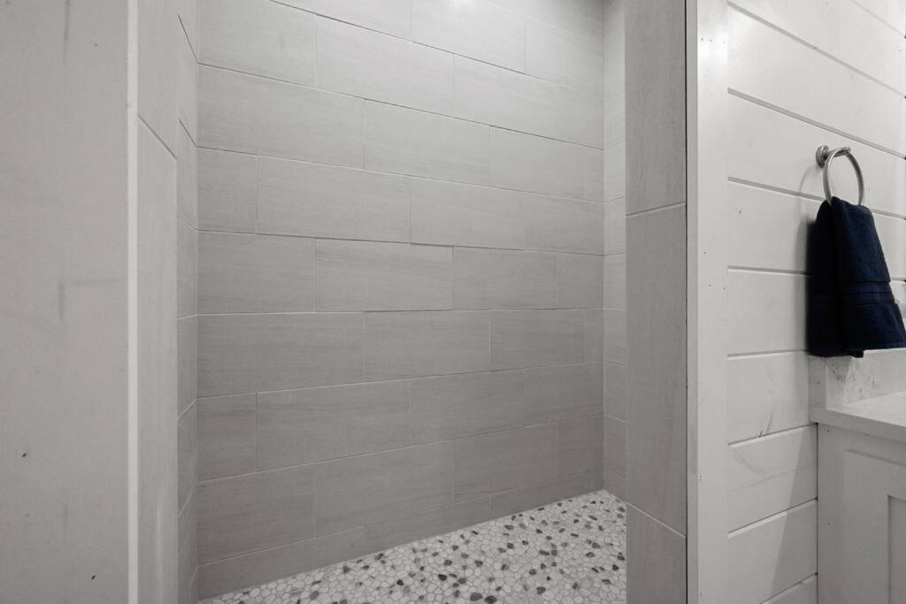 Diamond W/ Jet Shower & Secluded Back Deck! Holiday home