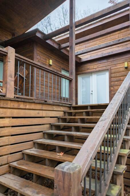 Diamond W/ Jet Shower & Secluded Back Deck! Holiday home *
