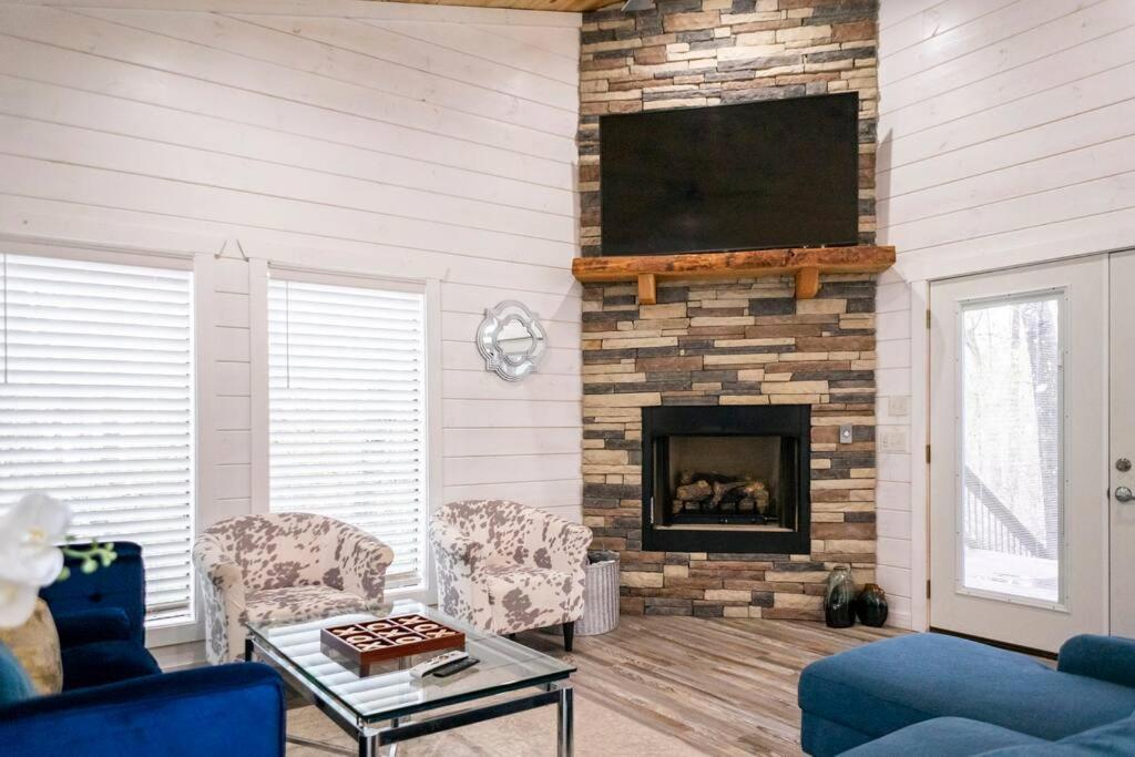 Diamond W/ Jet Shower & Secluded Back Deck! Holiday home Broken Bow