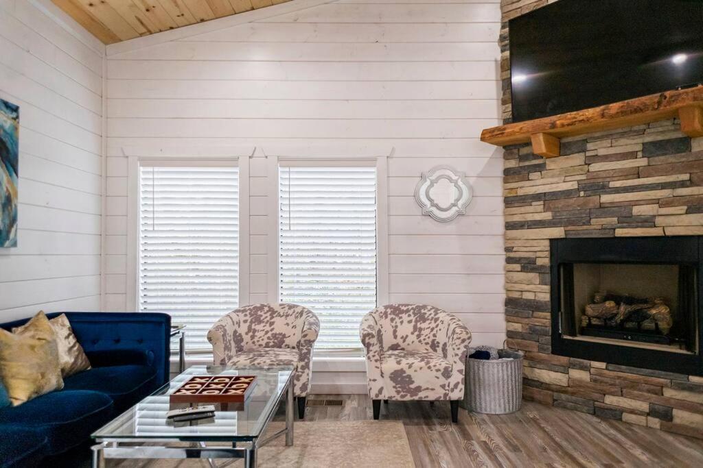 Holiday home Diamond W/ Jet Shower & Secluded Back Deck!