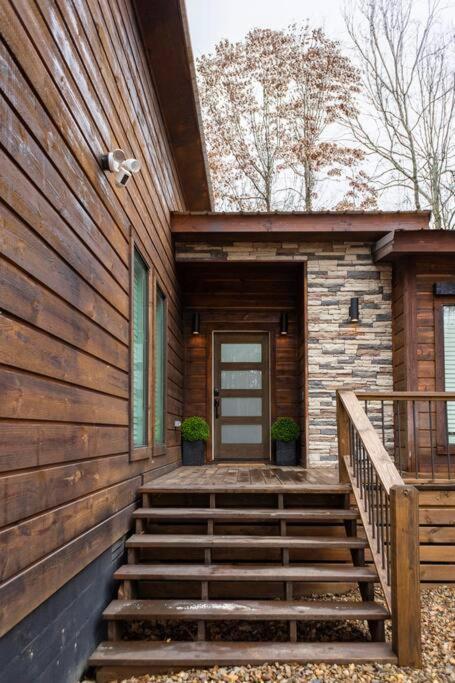 Diamond W/ Jet Shower & Secluded Back Deck! * Broken Bow