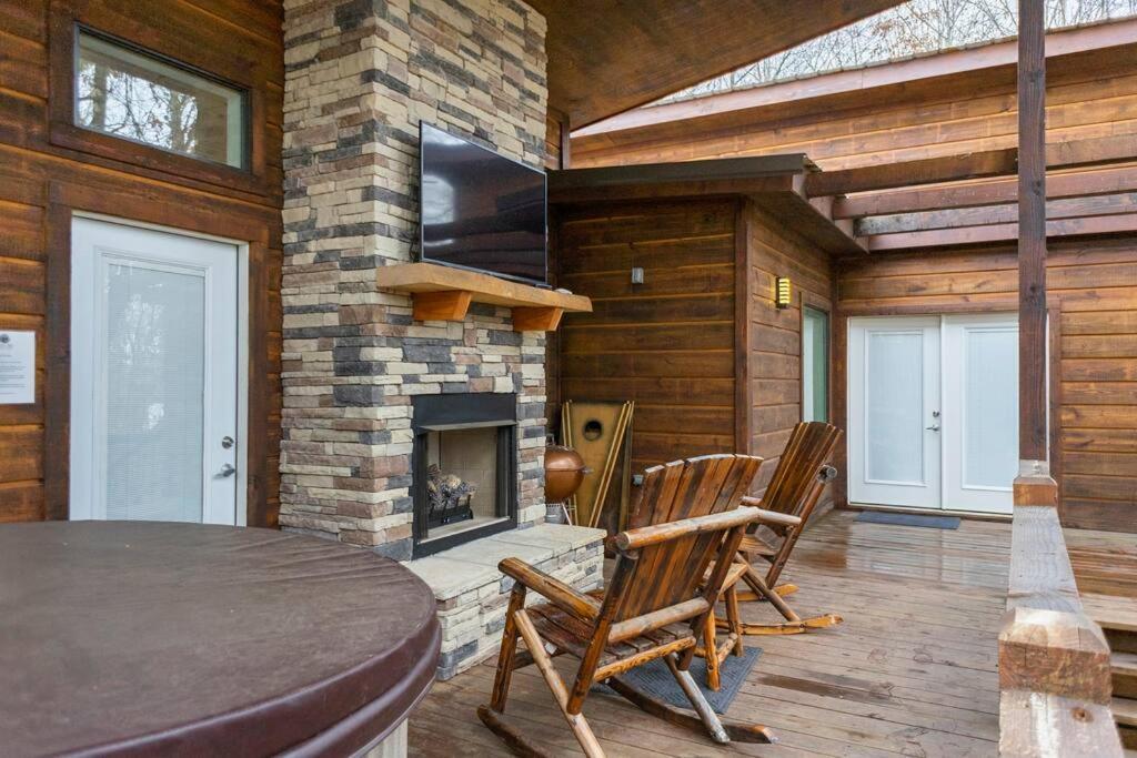 Diamond W/ Jet Shower & Secluded Back Deck!