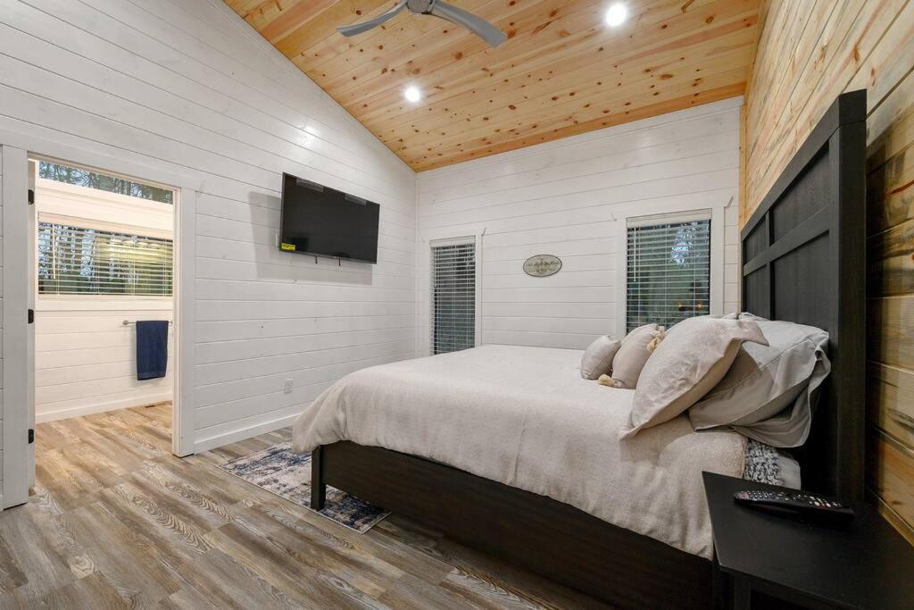 Diamond W/ Jet Shower & Secluded Back Deck! Holiday home Broken Bow