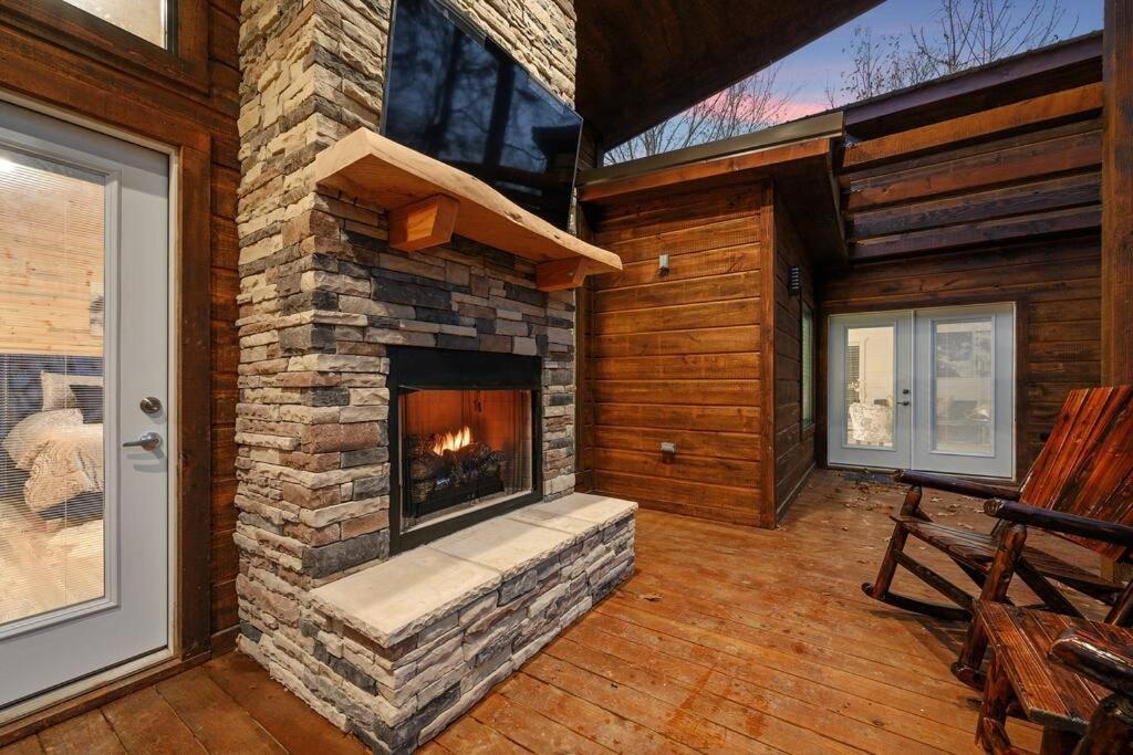 Diamond W/ Jet Shower & Secluded Back Deck! Holiday home Broken Bow