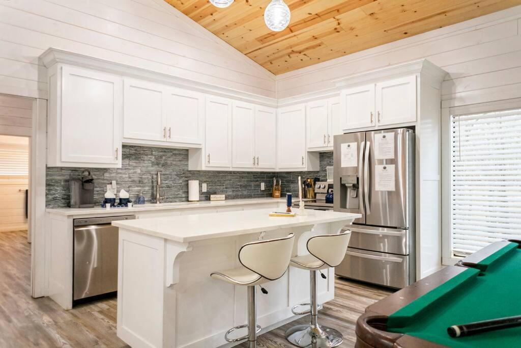 Diamond W/ Jet Shower & Secluded Back Deck! *