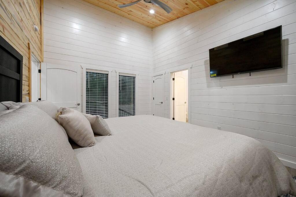 Diamond W/ Jet Shower & Secluded Back Deck! *