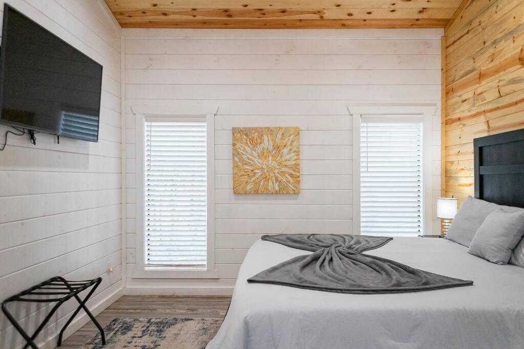 Diamond W/ Jet Shower & Secluded Back Deck! *