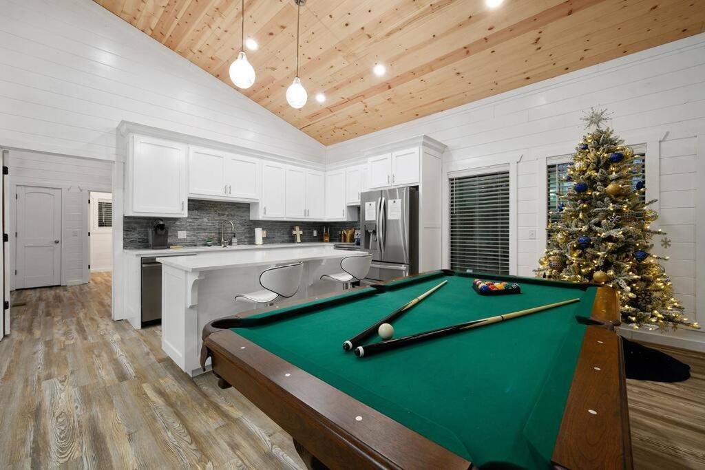 Diamond W/ Jet Shower & Secluded Back Deck! * Broken Bow