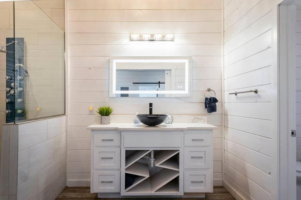 Diamond W/ Jet Shower & Secluded Back Deck! Holiday home Broken Bow