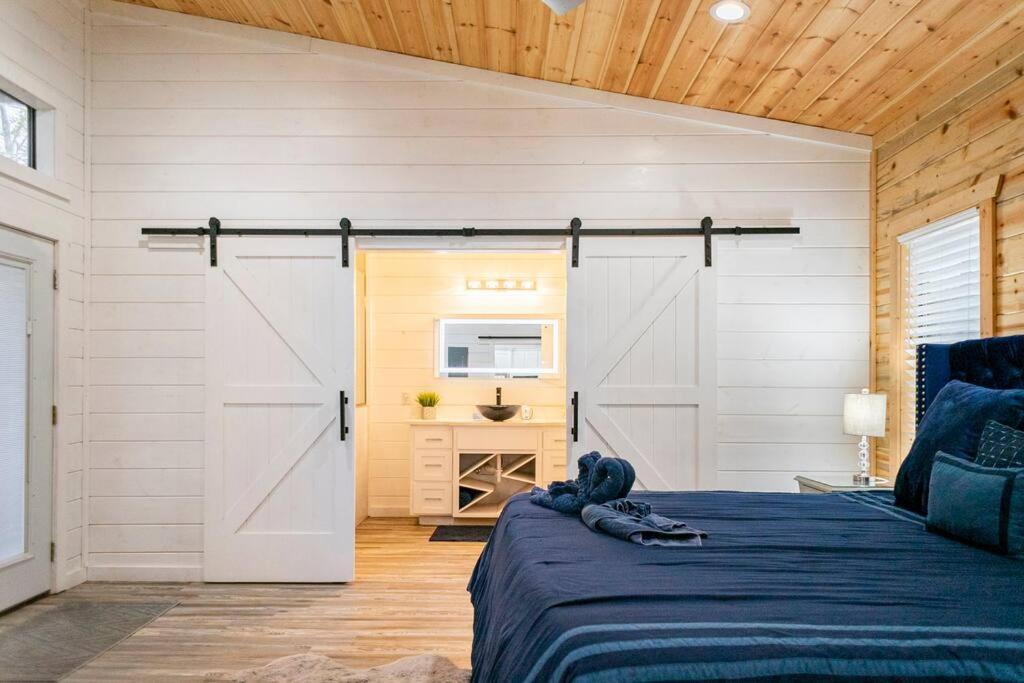Diamond W/ Jet Shower & Secluded Back Deck! Broken Bow