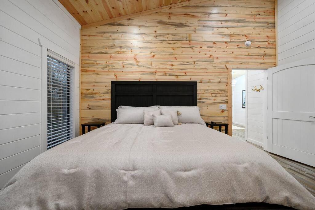Diamond W/ Jet Shower & Secluded Back Deck! Holiday home *