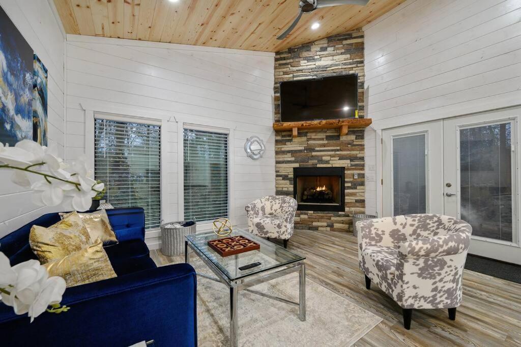 Diamond W/ Jet Shower & Secluded Back Deck! Broken Bow
