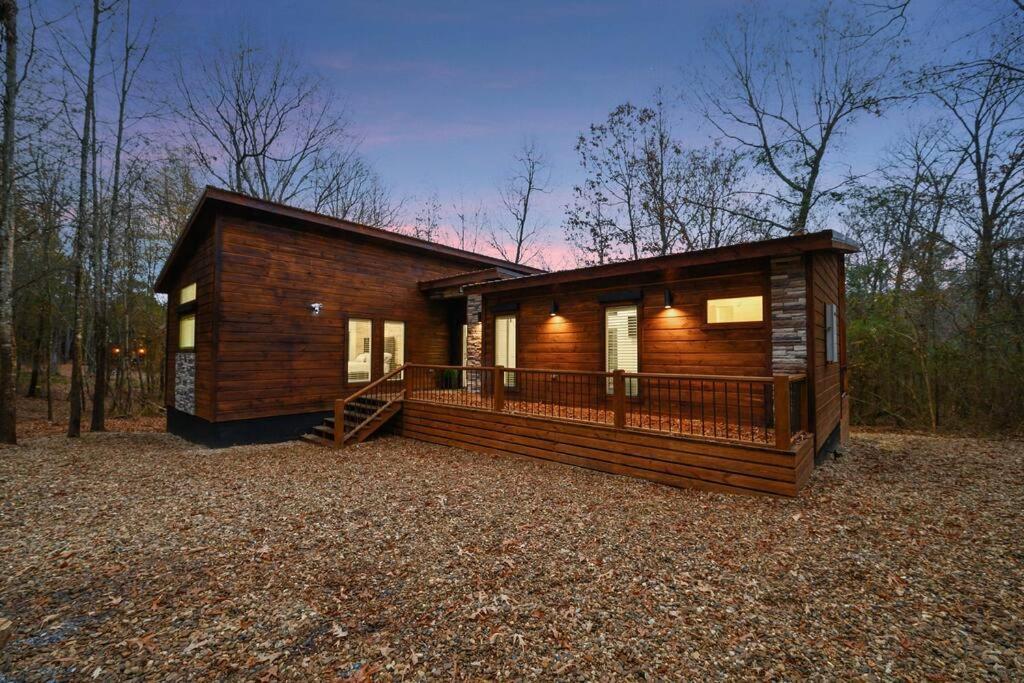 Diamond W/ Jet Shower & Secluded Back Deck! Holiday home Broken Bow