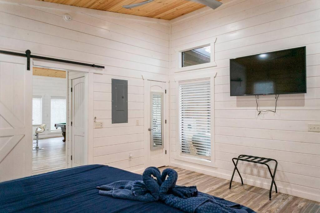 Diamond W/ Jet Shower & Secluded Back Deck! Holiday home