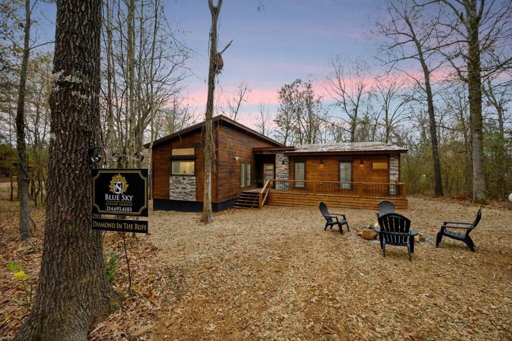 Diamond W/ Jet Shower & Secluded Back Deck! Holiday home *