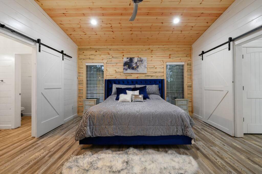 Holiday home Diamond W/ Jet Shower & Secluded Back Deck! Broken Bow