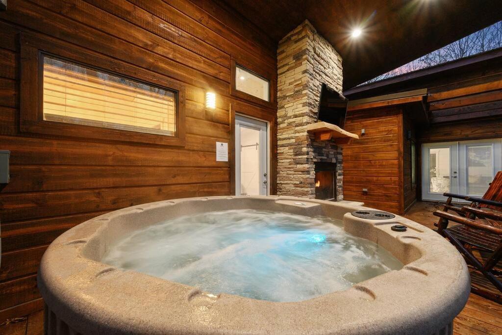 Diamond W/ Jet Shower & Secluded Back Deck! Holiday home