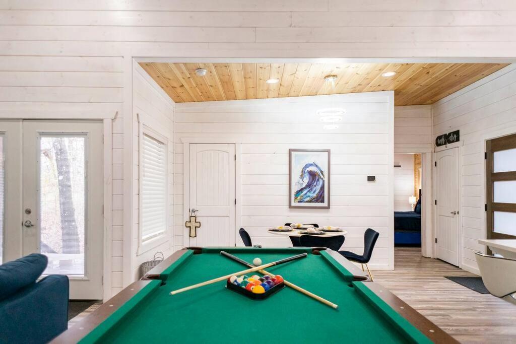 Diamond W/ Jet Shower & Secluded Back Deck! * Broken Bow