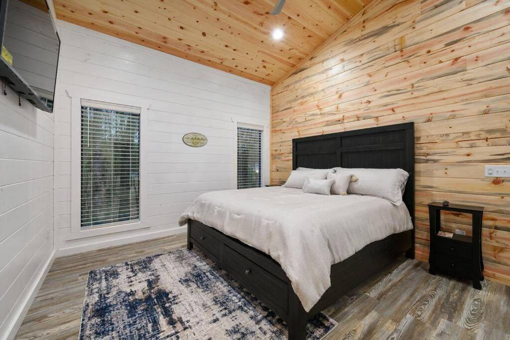 Diamond W/ Jet Shower & Secluded Back Deck! *