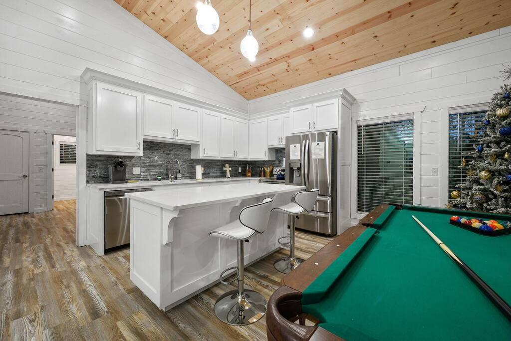 Diamond W/ Jet Shower & Secluded Back Deck! * Broken Bow